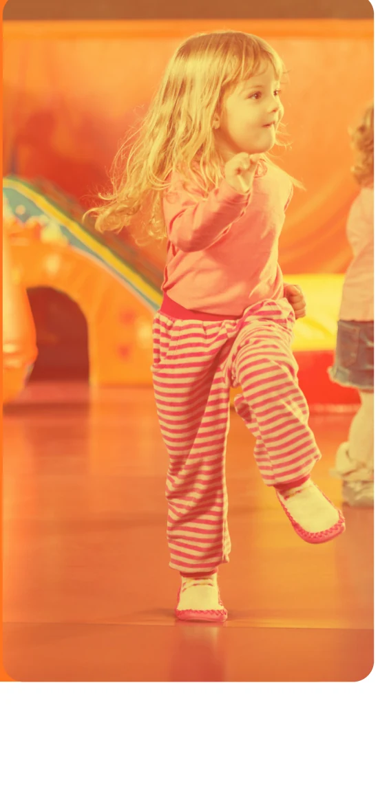 Criança participando de atividade de dança